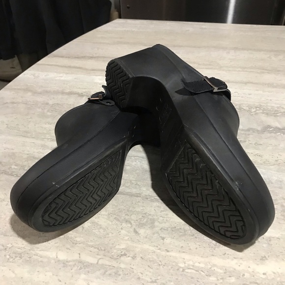 Crocs Closed Sandals with Strap - Picture 7 of 8